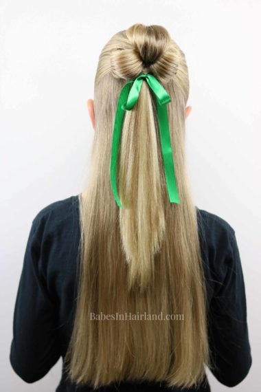 Need a cute St. Patrick's Day hairstyle, but don't have much time? This cute St. Patrick's Day Clover style takes just minutes and is pinch proof! BabesInHairland.com 