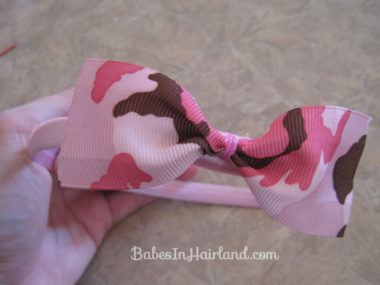 2 Minute No Sew Ribbon Bows from BabesInHairland.com