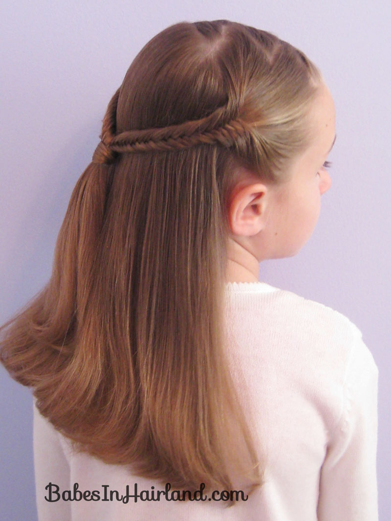 Прическа в школу 10 лет. Прически для девочек. Красивые причёски для девочек. Причёски для девочек на длинные волосы. Простые причёски для девочек.