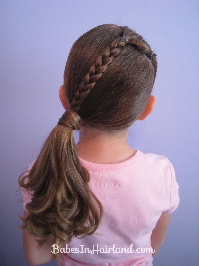 10 причесок в школу. Прически для девочек. Красивые причёски для девочек. Прически для девочек 5 лет. Девочка с косичками.